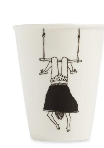 Taza cerámica  ilustrada rapaza trapecio