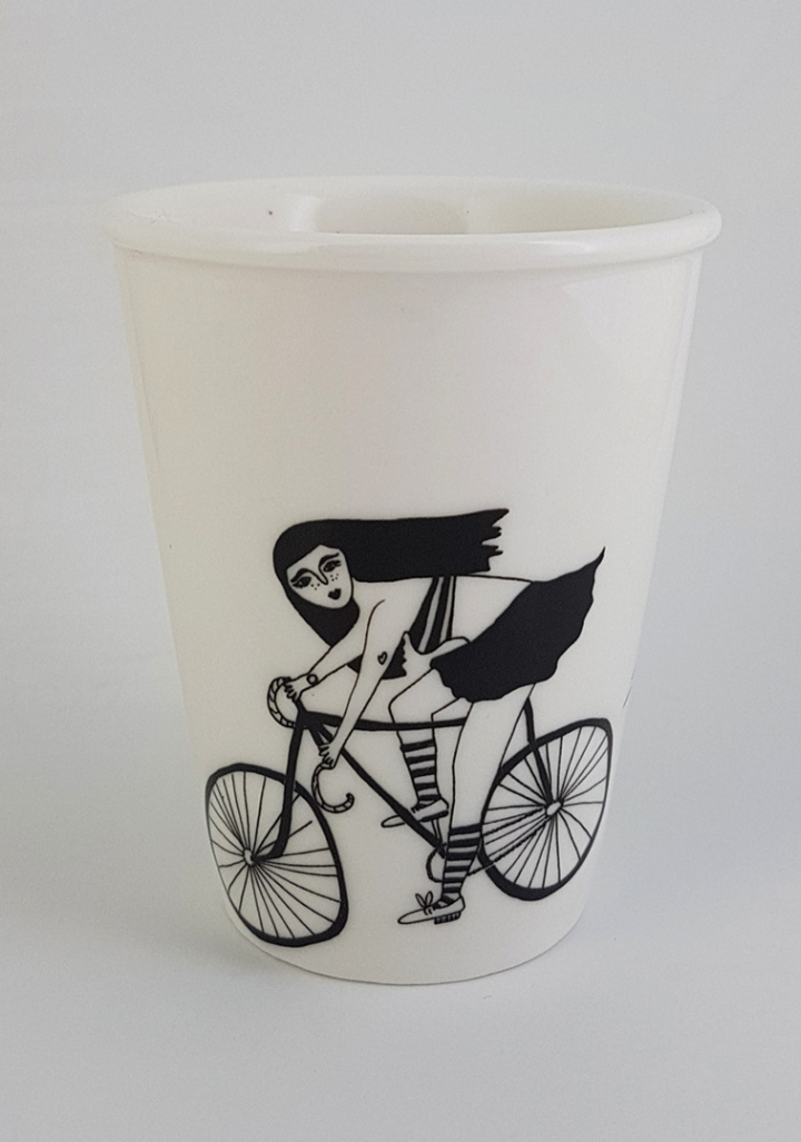 Taza cerámica rapaza bici.
