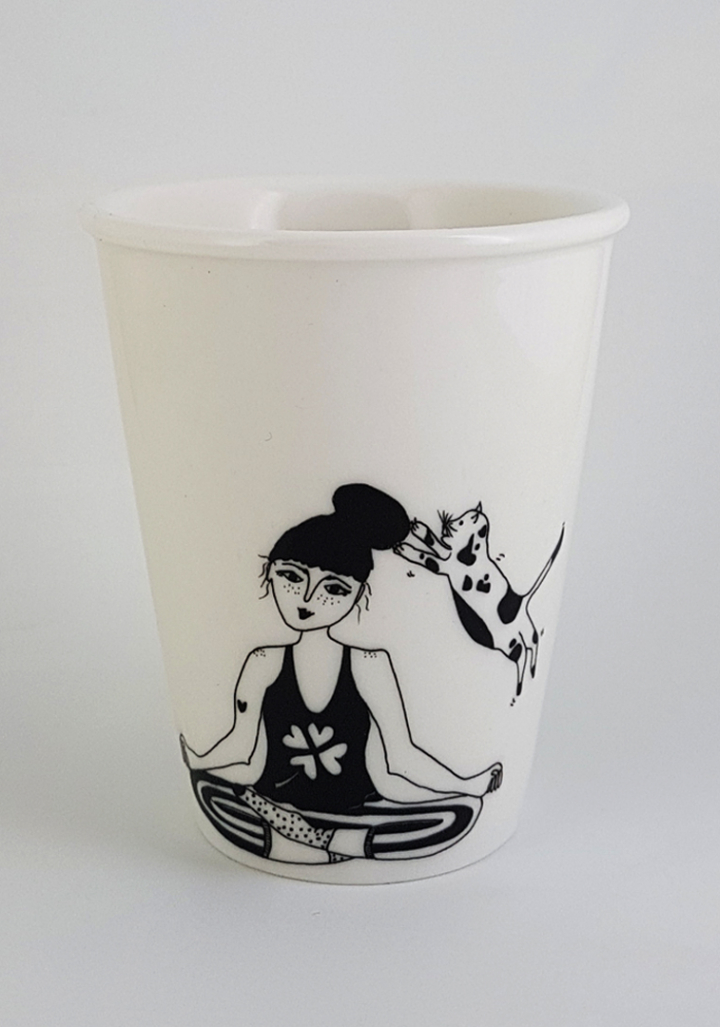 Taza cerámica ilustrada rapaza zen gato