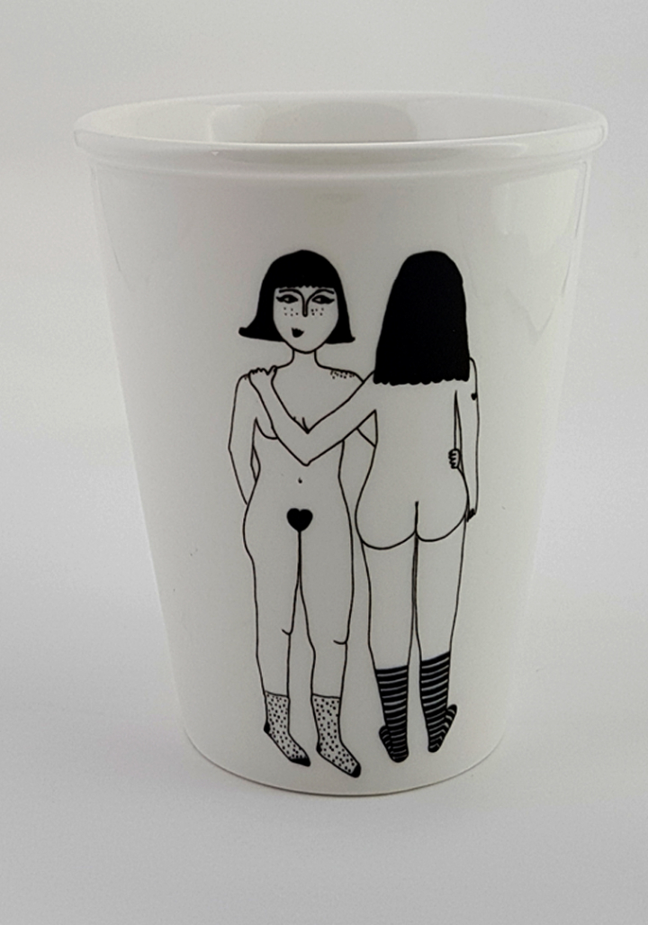 Taza cerámica ilustrada parella rapazas espidas