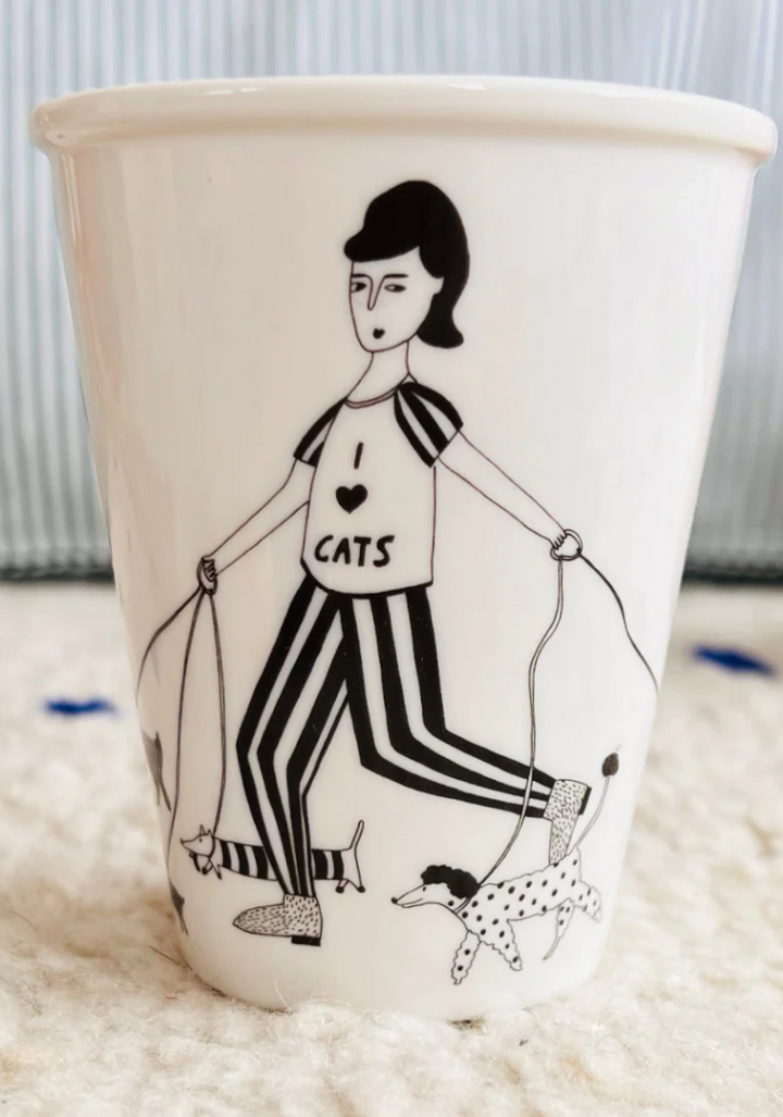 Taza cerámica ilustrada rapaza gatos e cans Helen B